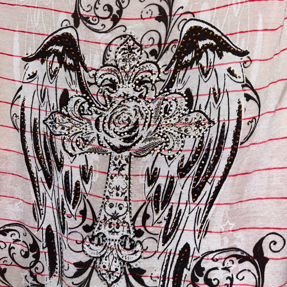 Short sleeve graphic tee.